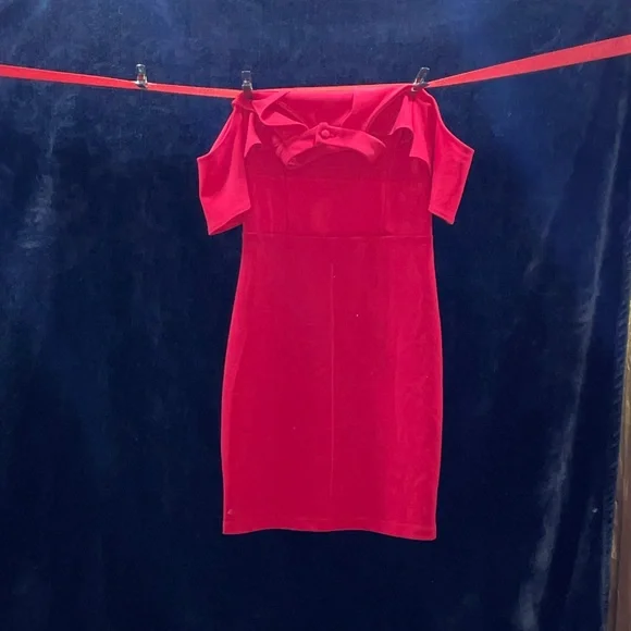 Elegant Red Off-Shoulder Dress - Picture 5 of 10
